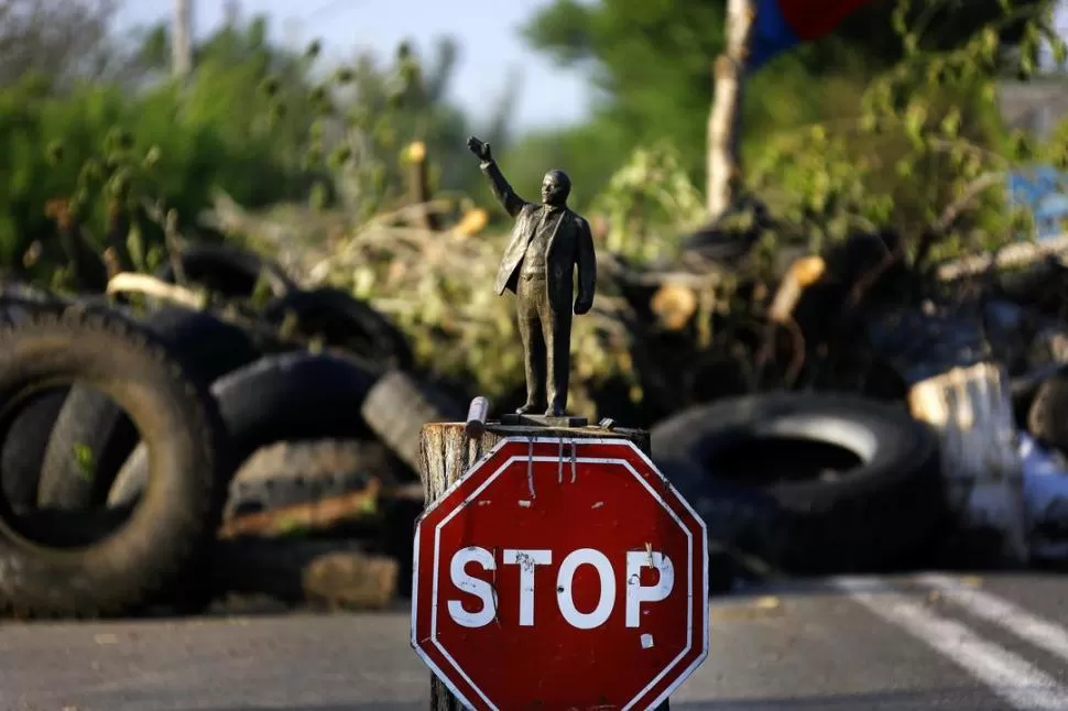 SLAVIANSK. Una estatua de Lenin, el fundador de la Unión Soviética, sobresale en la barricada de los prorrusos.  reuters