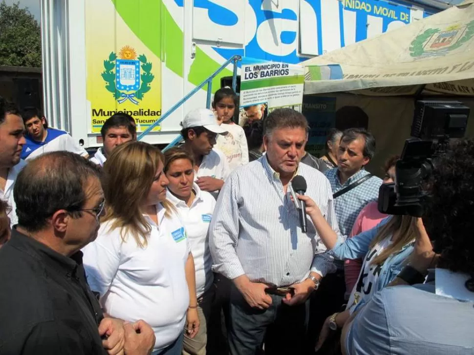 DESDE 2004. Amaya visita los sábados carpas de “Municipio en los Barrios”. prensa municipal