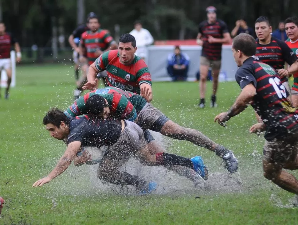 ACUÁTICO. La lluvia tampoco aflojó en el sur y empantanó la cancha. 