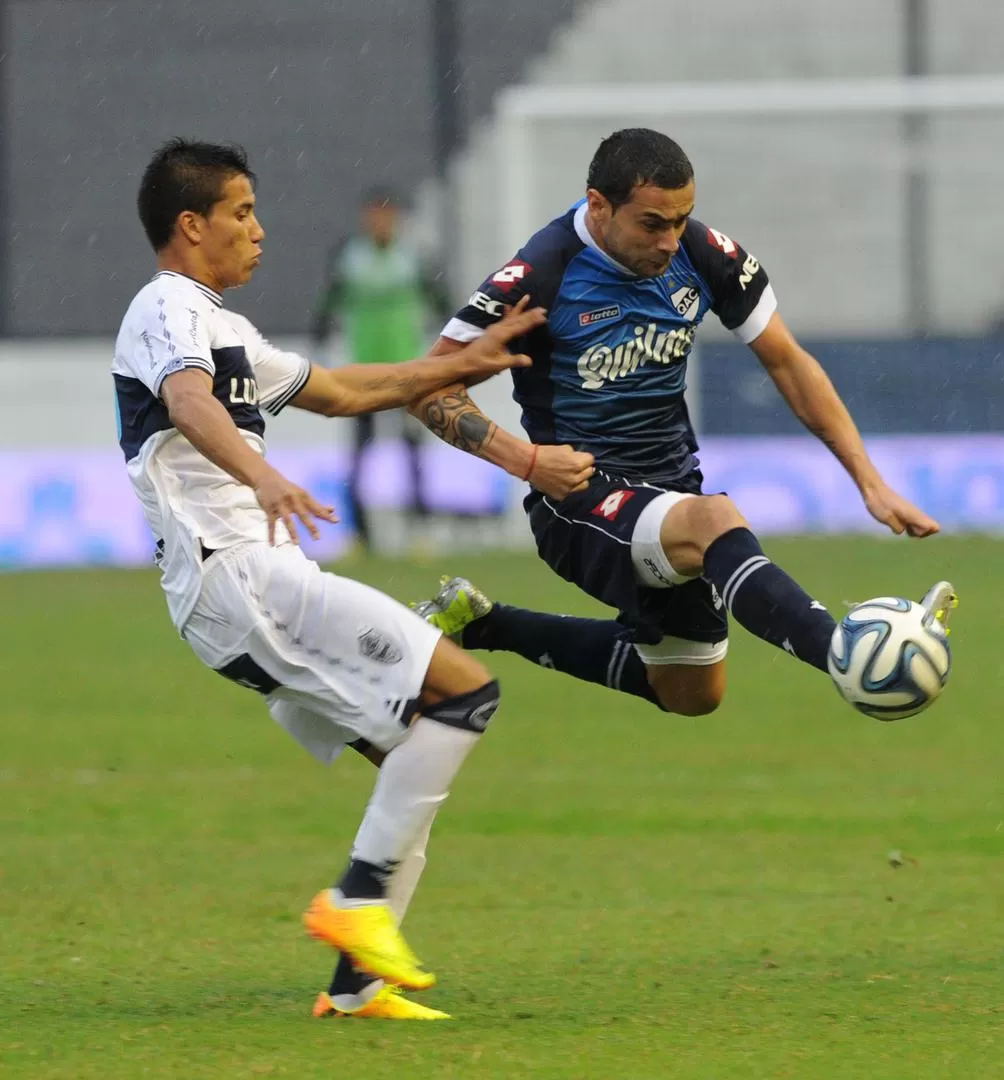 LO PARÓ. Quilmes le ganó a Gimnasia y lo dejó casi nocaut en la pelea por el  título. 