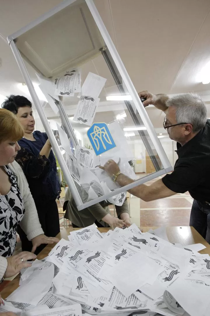 RECUENTO DE VOTOS. Encargados de las mesas para sufragar, se disponen al conteo al cierre del acto electoral  reuters