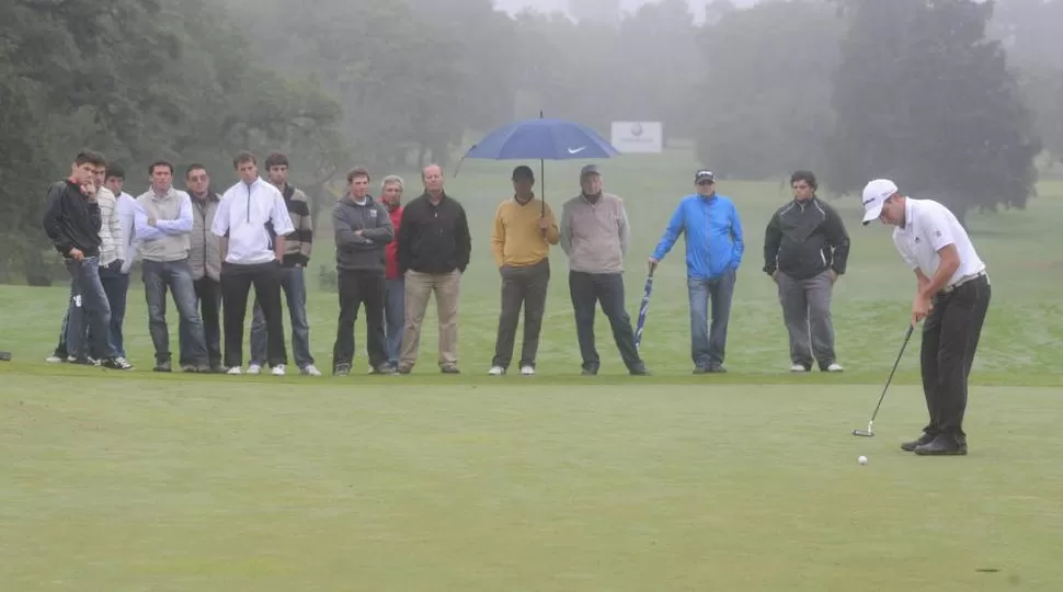 EN LA DEFINICIÓN. Alejandro Tosti practica un putt para águila en el hoyo de desempate. Falló, pero la pelota quedó servida para birdie, con lo que logró el título. 