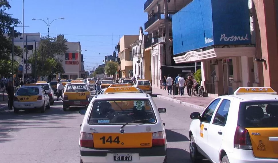 ENFRENTADOS. Los choferes de taxis legales exigen reglas claras porque el costo de mantenimiento de los vehículos aumentó para todos por igual. la gaceta / foto de osvaldo ripoll 