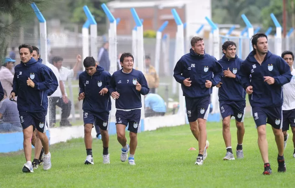 FELICES. Los jugadores de Atlético se reencontraron con una racha de victorias que les hace pensar que el ascenso a Primera no es descabellado. Deben seguir por ese camino; de lo contrario, se despedirán. 