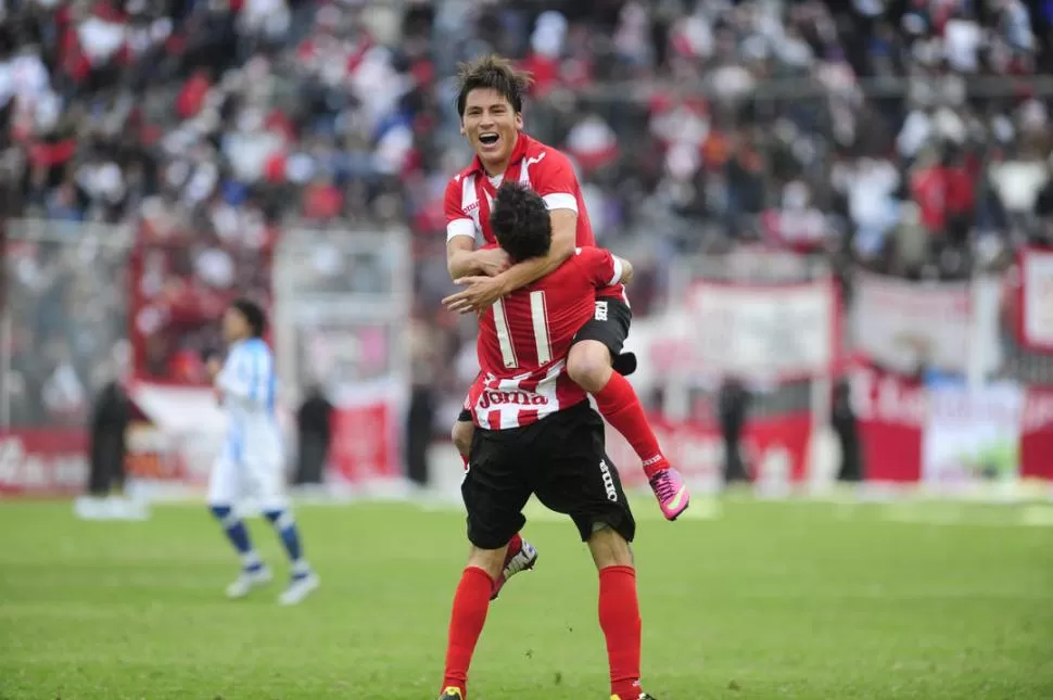 CON EL ALMA. Becica festeja el gol que le hizo a Atlético en un amistoso de 2013. LA GACETA / FOTO DE JORGE OLMOS SGROSSO (ARCHIVO)