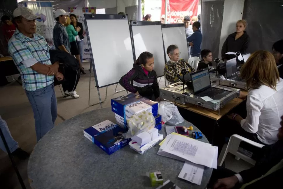 PRESENTACIÓN. El Gobierno lanzó la semana pasada un plan interdisciplinario en el barrio Ejército Argentino. la gaceta / FOTO DE JORGE OLMOS SGROSSO