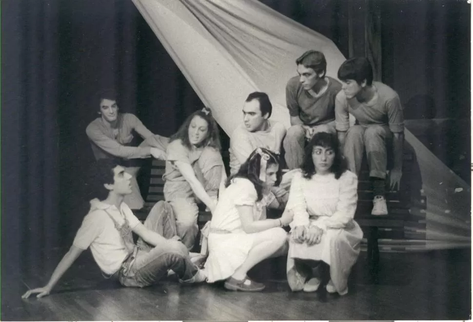 UNO DE LOS ELENCO DE “JUEGOS A LA HORA DE LA SIESTA”. Alicia Alba, Humberto Alonso, Fabián Bonilla, Jorge Gutiérrez, Fabio Ladetto, Patricia Mansilla, Mirta Juan Ramón, Pablo Parolo, Leonardo Gavriloff y Patricia García, bajo la dirección de Juan Tríbulo. la gaceta / archivo