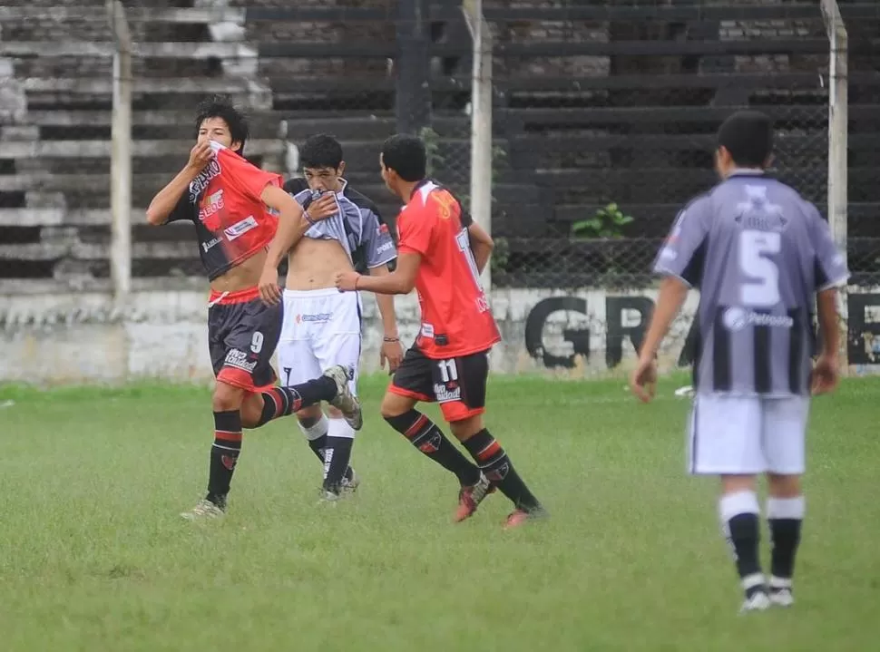 ALEGRIA. Carlos Martínez inicia su festejo por el primer gol “villero”. 