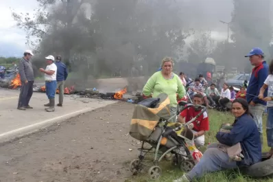 Diez familias desalojadas acamparon en la ruta 65