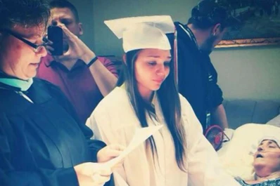 Una estudiante se gradua junto al lecho de muerte de su madre