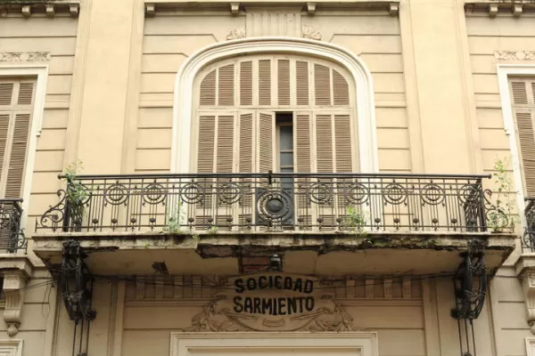 Defensa Civil urge a la Sociedad Sarmiento a reparar el edificio