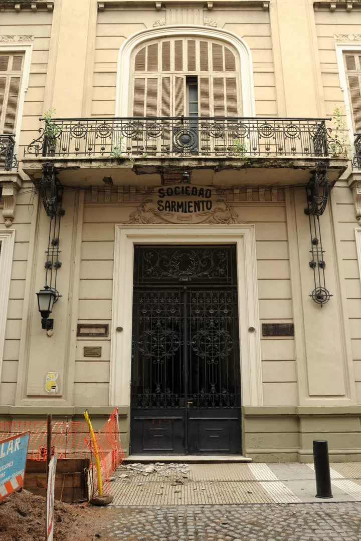 PUERTAS CERRADAS. La entrada de la Sociedad Sarmiento está perimetrada debido a los desprendimientos. la gaceta / foto de inés quinteros orio