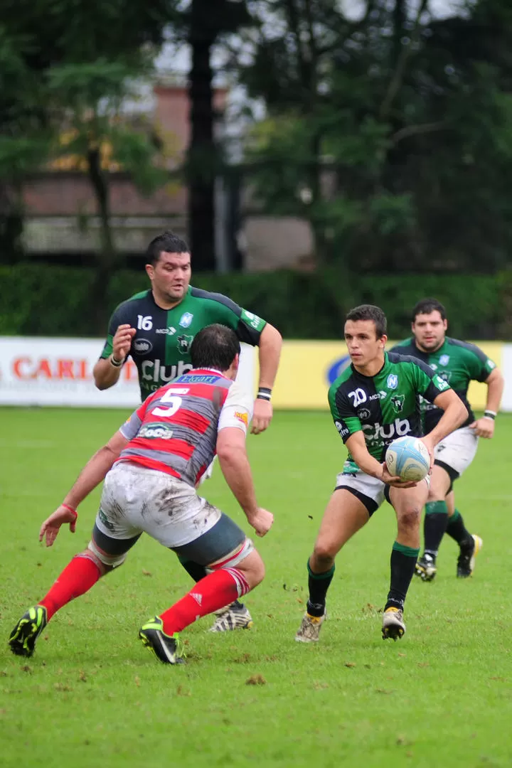 DESPIERTO. Sauze participó siempre en el ataque “verdinegro” y aportó dos tries. 