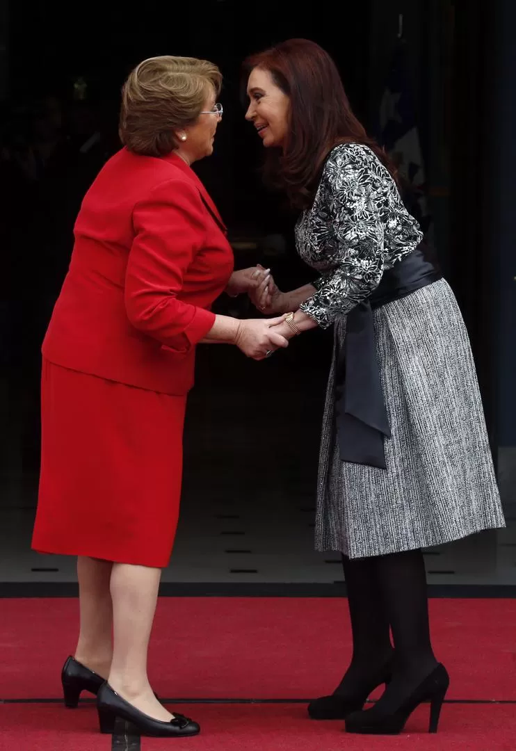 AMIGAS AFECTUOSAS. Michelle Bachelet fue recibida por Cristina Fernández en la entrada de la Casa Rosada. reuters