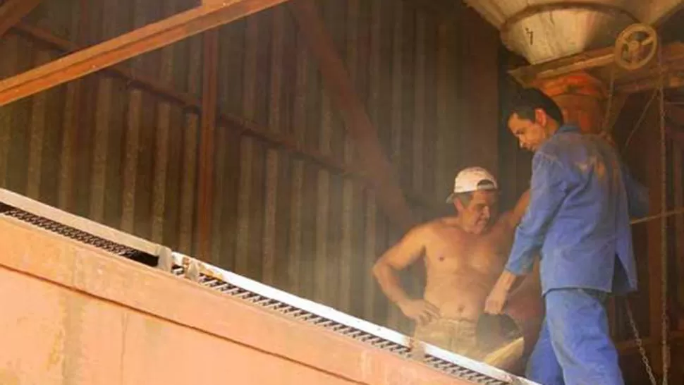 TRAGEDIA. Los compañeros del accidentado trabajaron una hora para sacarlo. FOTO TOMADA DE NUEVODIARIOWEB.COM