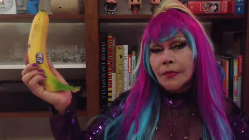 ESTRENO. La Tigresa del Oriente posa con una banana, al comienzo del clip. CAPTURA DE VIDEO. 