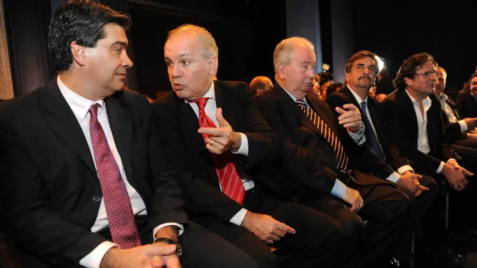 PRESENTES. Jorge Capitanich, y Julio Grondona acompañaron, entre otras personalidades, al DT de la Selección, Alejandro Sabella. TELAM