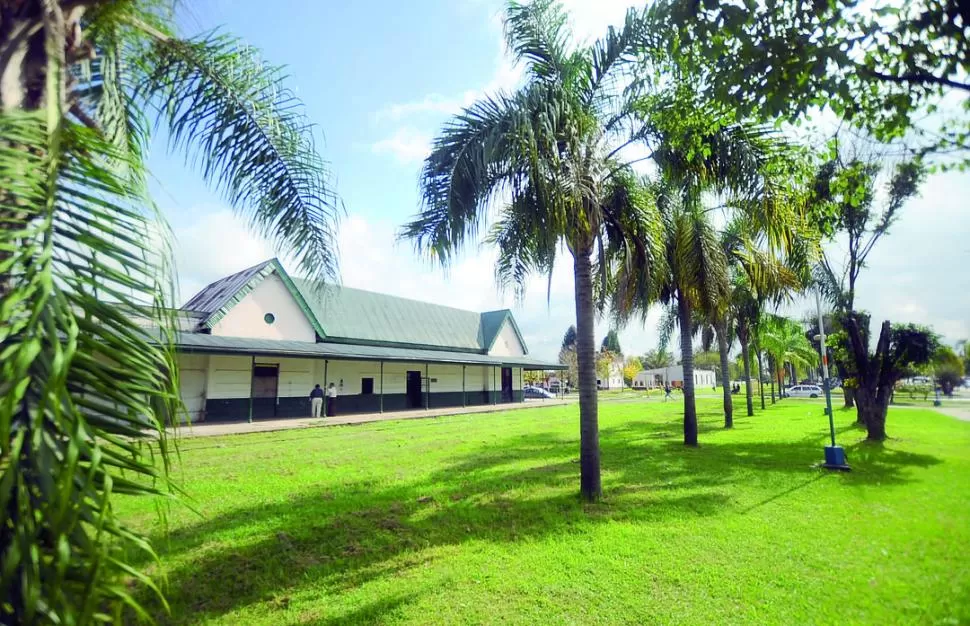 EN PLENO CENTRO. Los tres edificios que ocupó la estación fueron construidos en el mismo predio ubicado en el corazón de la ciudad cabecera del departamento Leales. El último, el más grande, es el de la izquierda.