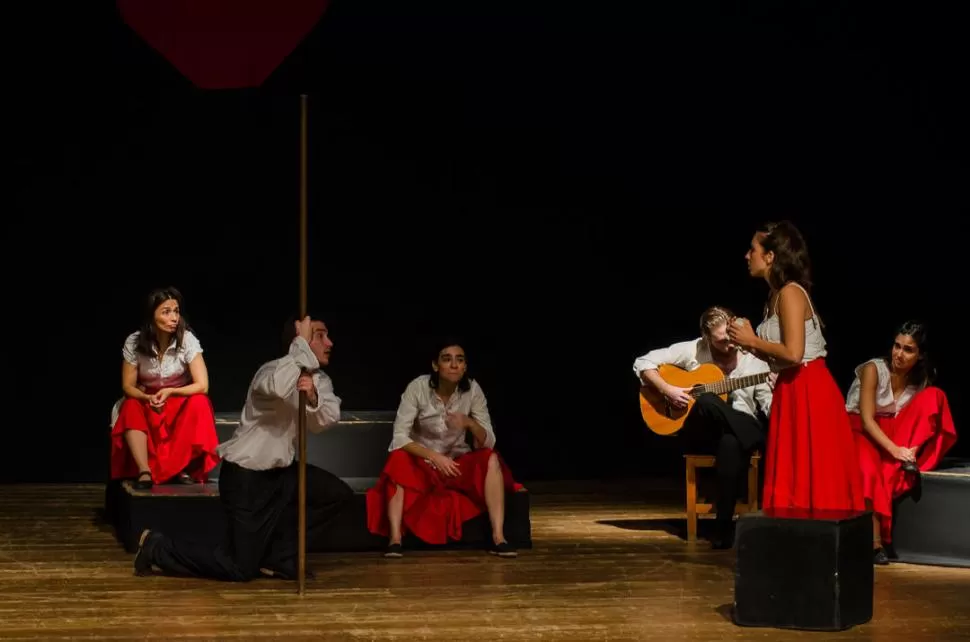 VOLVIÓ DON QUIJOTE. Estudiantes de la Escuela de Teatro interpretaron pasajes de la comedia musical clásica. foto gentileza de Jorge Antonio Escudero