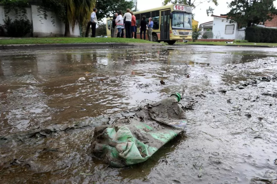 ESQUINA MALOLIENTE. En Perú y Juan B. Terán se formó un peligroso charco de aguas servidas. la gaceta / foto de franco vera