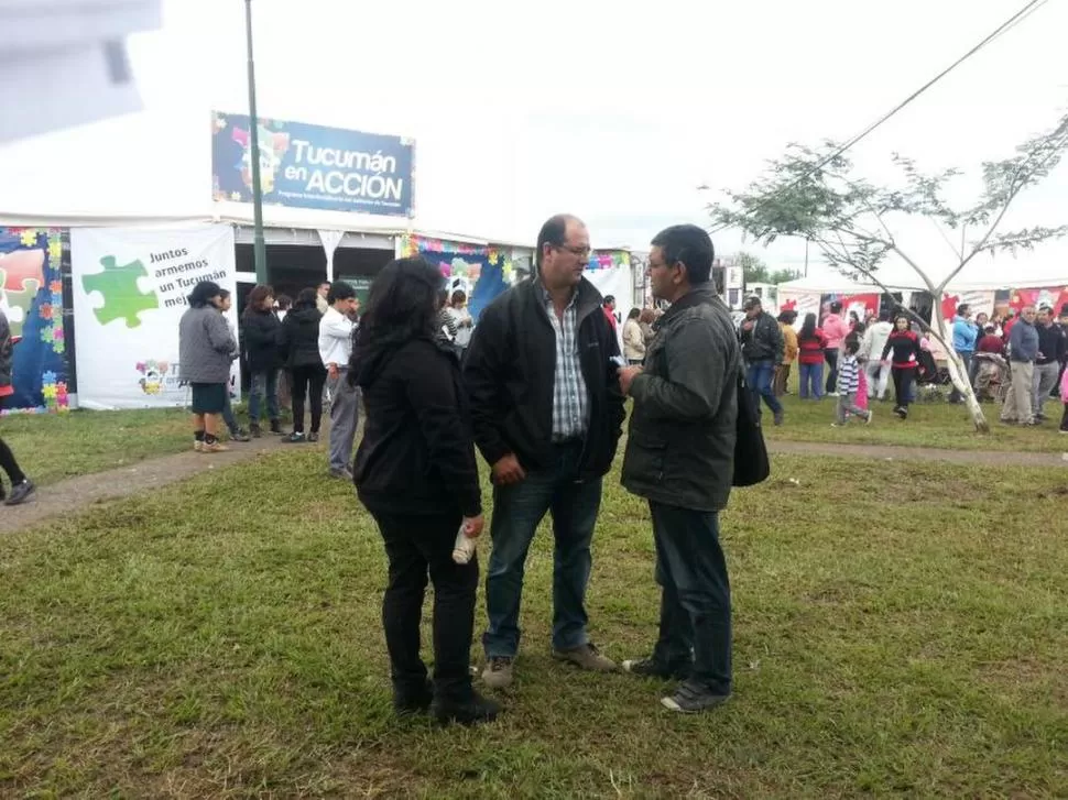 EN EL BARRIO 240 VIVIENDAS. Caponio -al centro- pidió al municipio que mejore los servicios a los vecinos. 