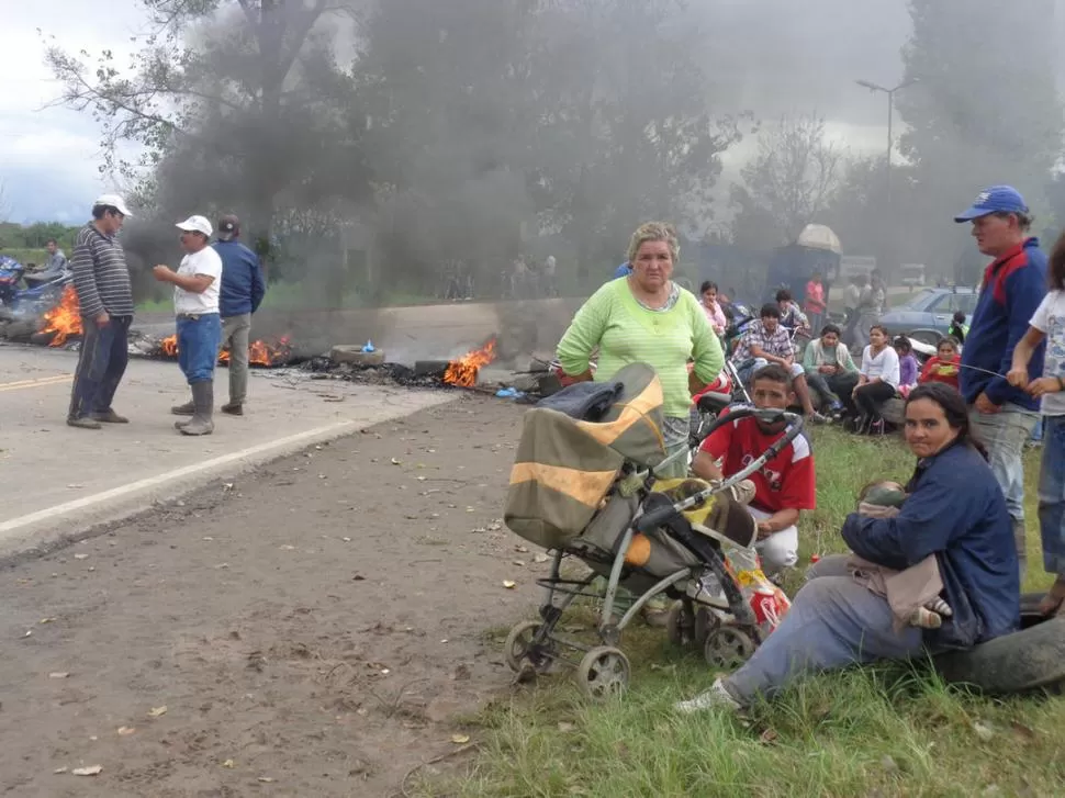 PIQUETE. Las familias llevaron sus pertenencias y tomaron la ruta por asalto. 