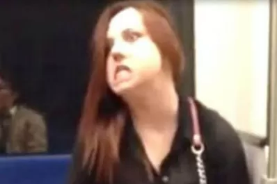 Una supuesta mujer poseída atacó a un pasajero del subte