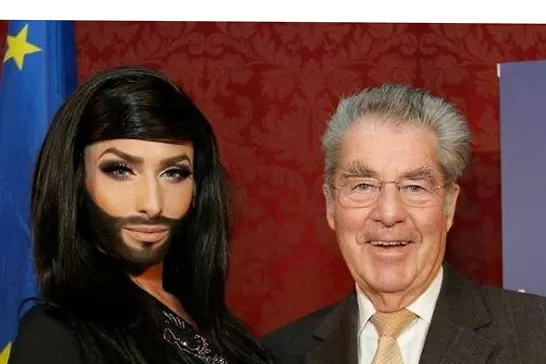 EN LO ALTO. Conchita y el presidente de Austria. FOTO DE FACEBOOK