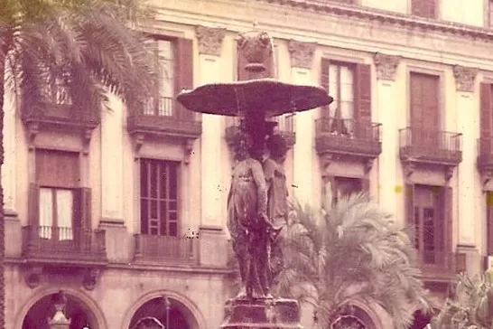 UNA VIDA TRUNCADA. Hernán junto a su padre, el poeta Juan González, en Barcelona, en 1975. FOTOS GENTILEZA FAMILIA GONZÁLEZ