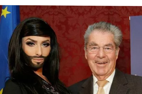 El presidente de Austria celebró el triunfo de Conchita Wurst en Eurovisión
