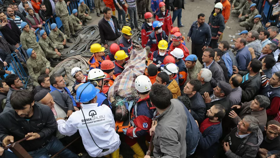 ADIOS. Familiares y allegados despiden el cajón con el cuerpo de uno de los mineros muertos en Soma. REUTERS