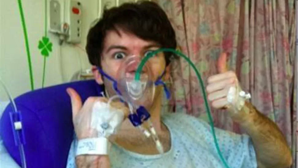 ACTITUD. Stephen Sutton encaró su enfermedad con optimismo. FOTO TOMADA DE ELMUNDO.ES