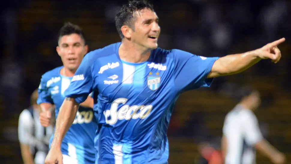 EL CHICO DE LA TAPA. Longo anotó un doblete y metió a Atlético en la pelea por el tercer ascenso.  FOTO DE ARIEL CARRERAS (ESPECIAL PARA LA GACETA) 