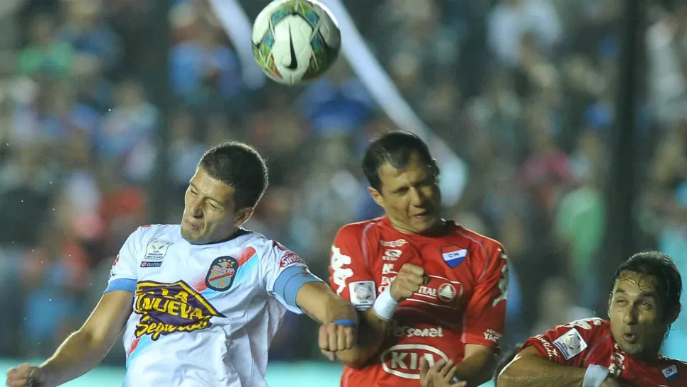 CABEZA A CABEZA. Arsenal ya juega con Nacional de Paraguay el partido definitorio de los cuartos de final, por un pasaje a las semis de la Copa Libertadores. TELAM