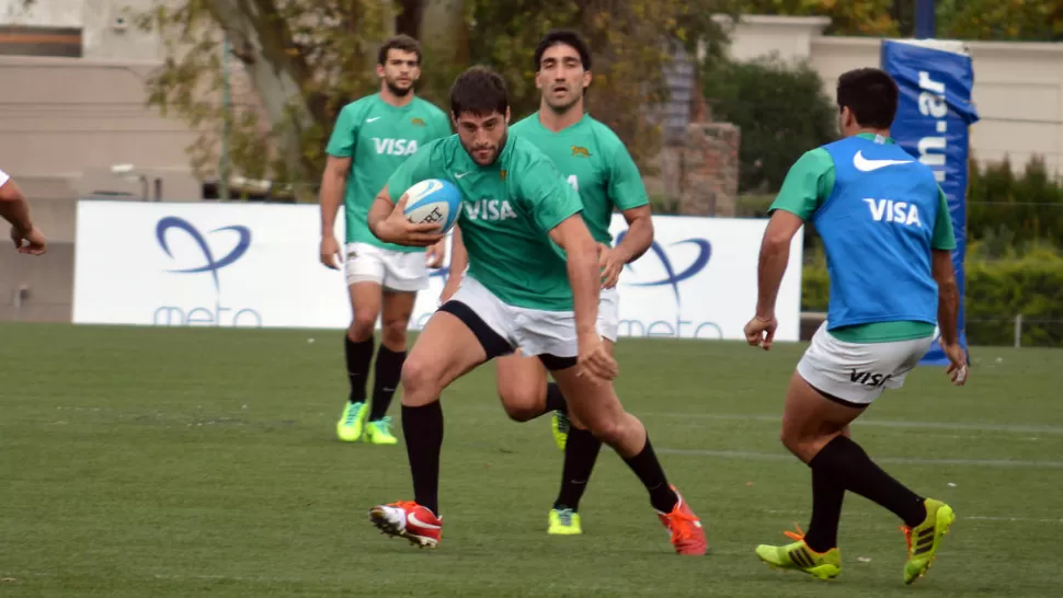 TRES TUCUMANOS EN ESCENA. Lisando Ahualli lleva la pelota, acompañado más atrás por Gabriel Ascárate y Ramiro Moyano, tres de los siete tucumanos que se encuentran en Los Pumas. PRENSA UAR