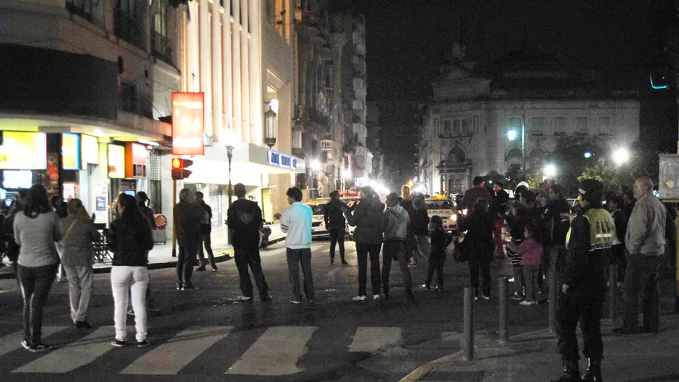 EN LA CALLE. Los manifestantes no dejan avanzar. LA GACETA/ FOTO DE OSCAR FERRONATO
