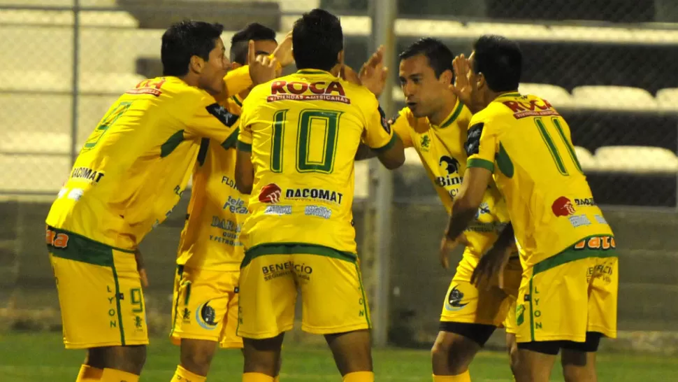 FESTEJO AMARILLO. Los jugadores de Defensa y Justicia celebran el gol que les dio el ascenso a la Primera. TELAM