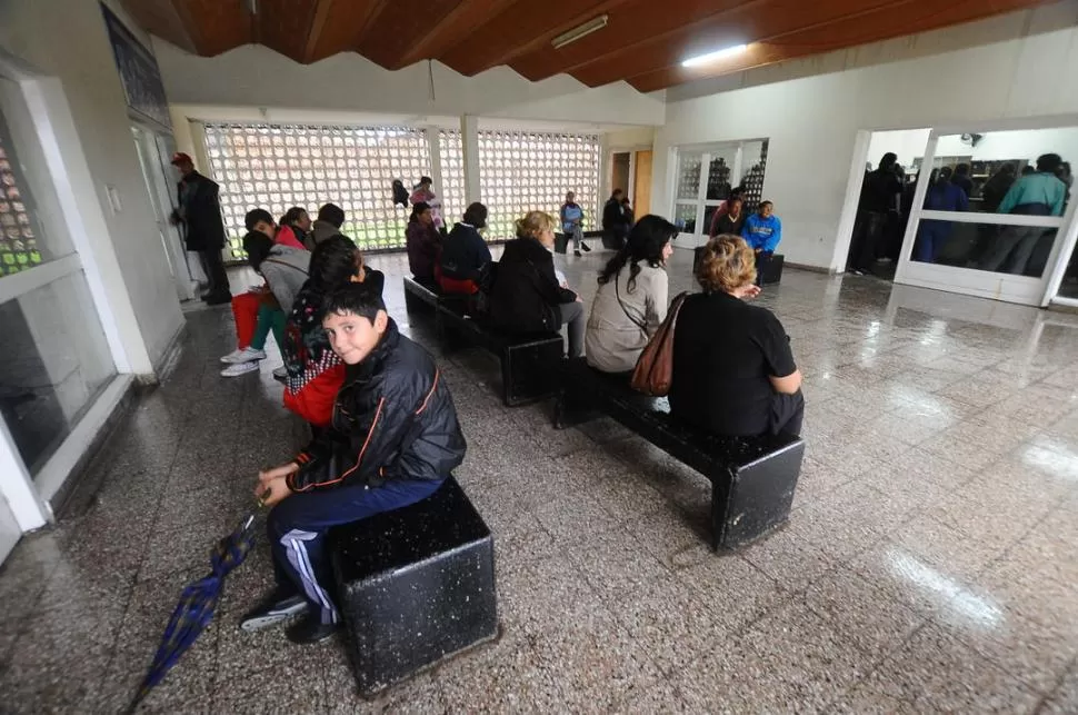 ESPERA. A media mañana es menos la gente que espera por su turno para renovar el DNI; muchos se amontonan para obtener el acta de nacimiento. la gaceta / fotos de osvaldo ripoll