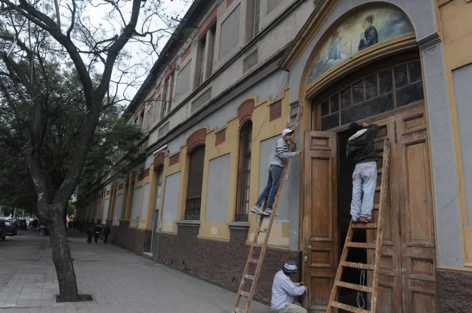 EN PLENO ARREGLO. El frente del Espacio Cultural Don Bosco lucirá mejoras el viernes, en su apertura. 