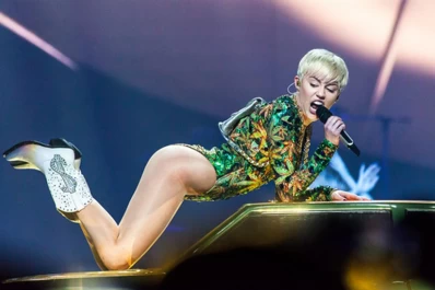 Miley Cyrus desató un nuevo escándalo en pleno concierto