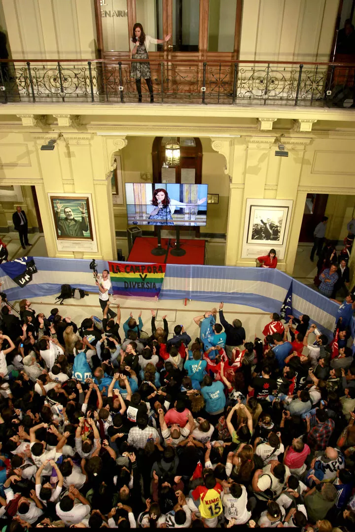 DESDE EL BALCÓN. Cristina habló a los jóvenes que asistieron al acto. dyn