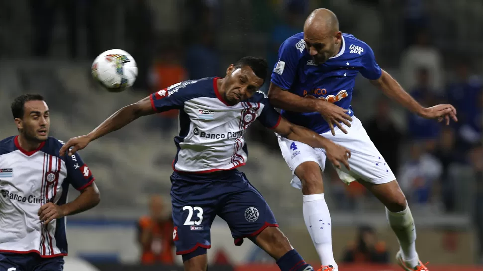 CABEZA A CABEZA. San Lorenzo y Cruzeiro empataron 1 a 1, igual el empate benefició al Ciclón que avanzó a las semifinales. REUTERS