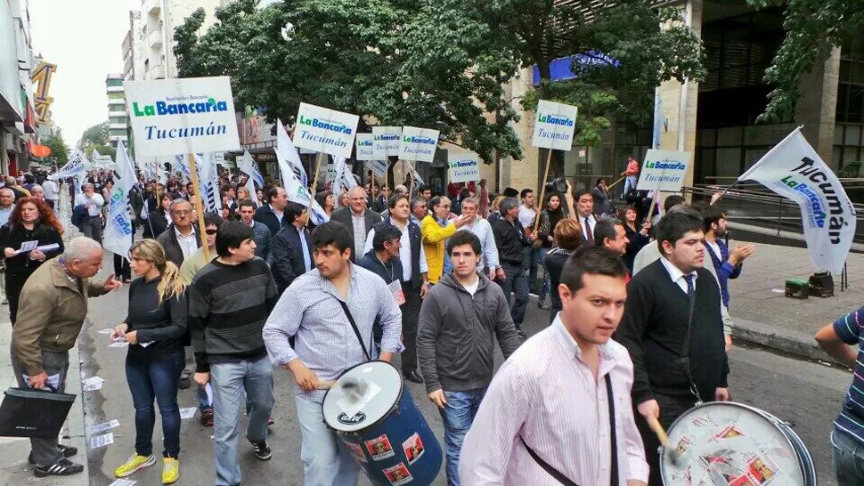 MANIFESTACIÓN. La Bancaria realiza una ruidosa protesta por el centro. LA GACETA / FOTO DE JOSÉ INESTA