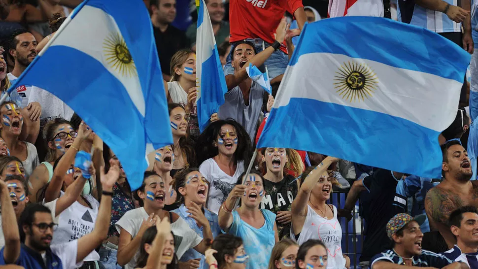 A DONDE VAYAS. Los fanáticos no quieren perderse la oportunidad de ver a Messi y compañía. ARCHIVO TELAM