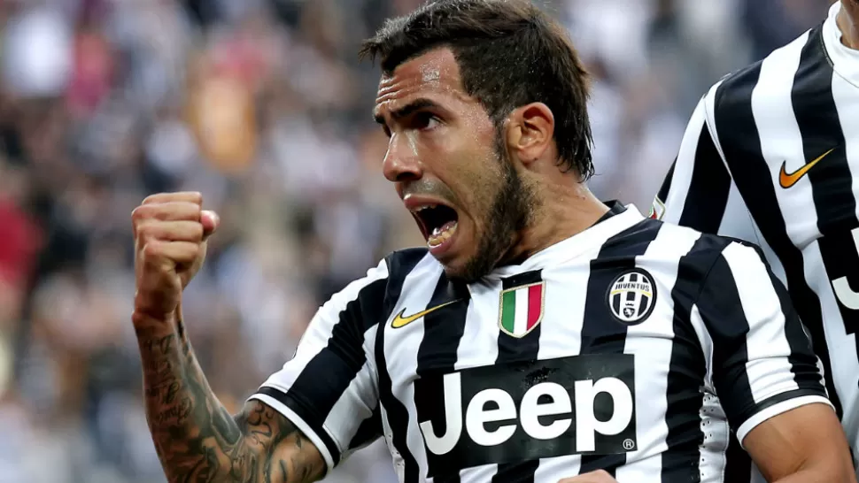 GRAN MOMENTO. El delantero Carlos Tevez fue clave en la conquista del tricampeonato con 19 tantos, 21 con los dos por Europa League y Supercopa Italiana, en un total de 47 partidos jugados, donde además aportó ocho asistencias.
