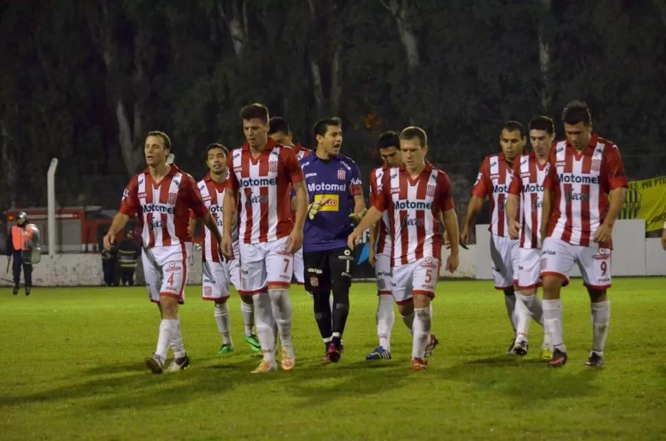 ELLOS ESTÁN EN OTRA. Mientras los jugadores “santos” intentan lograr el segundo ascenso, los dirigentes del Consejo Federal estudian a fondo cómo instrumentar la reestructuración en los certámenes. 