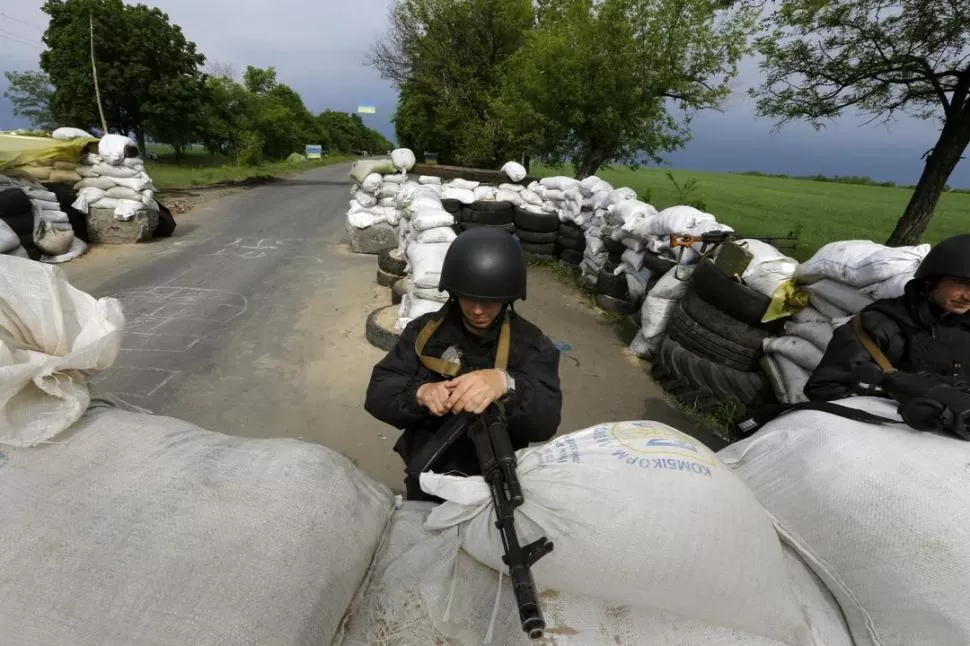 PUESTO DE CONTROL. Un soldado ucraniano monta guardia en la aldea de Bylbasivka, en el este del país. reuters