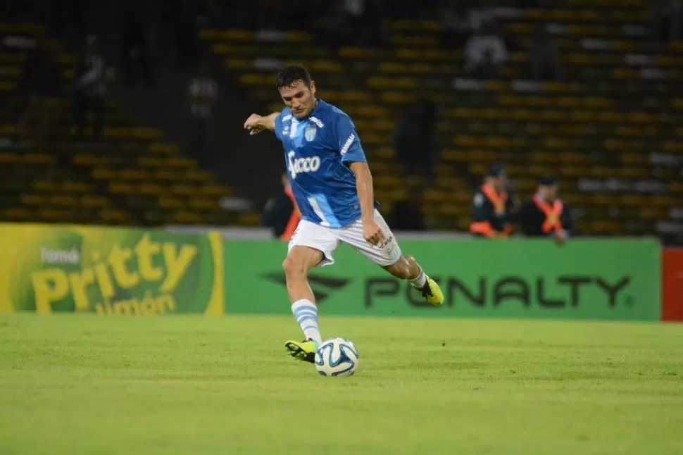 PREPAREN... Longo está a punto tirar el zapatazo que terminará rompiendo la paridad del juego y el marcador. FOTO DE ARIEL CARRERAS (ESPECIAL PARA LA GACETA)