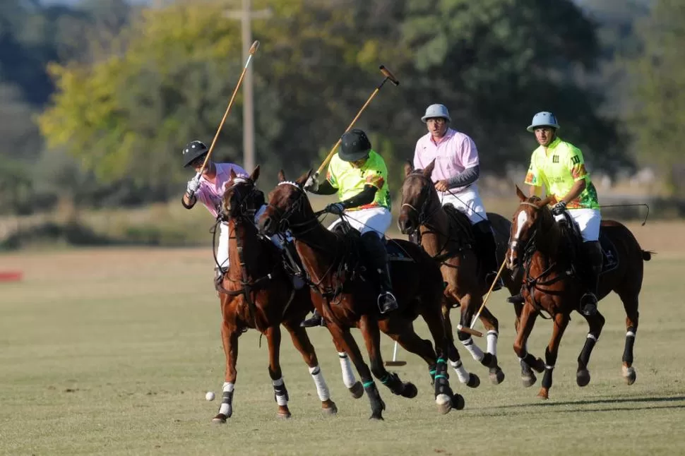 LUCHA. Los polistas mostraron un muy buen nivel en el torneo de Las Cortaderas. 