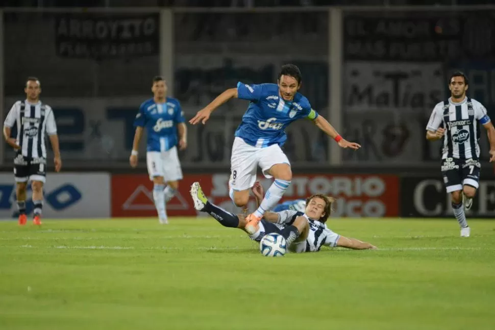 PERMISO. Barrado, de buen partido, supera a Leyes y se anima a ir al ataque. Atlético empató de guapo, con amor propio. 